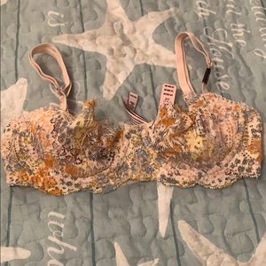 NWT Victoria’s Secret 32C Lace Bra